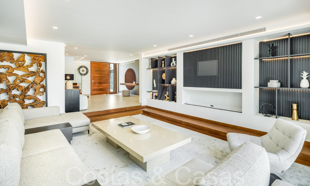 Villa de lujo contemporánea renovada en venta, primera línea de golf en Nueva Andalucía, Marbella 70524