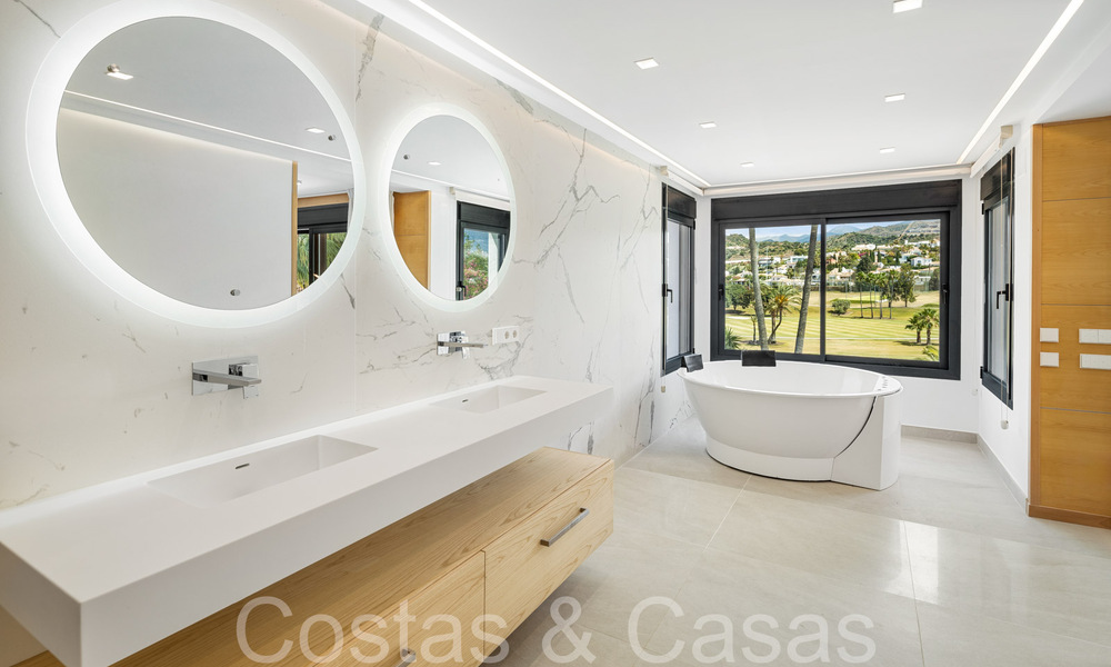 Villa de lujo contemporánea renovada en venta, primera línea de golf en Nueva Andalucía, Marbella 70525