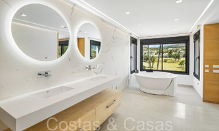 Villa de lujo contemporánea renovada en venta, primera línea de golf en Nueva Andalucía, Marbella 70525 