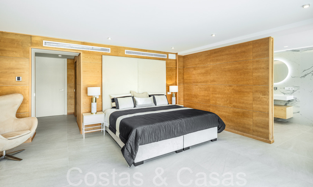 Villa de lujo contemporánea renovada en venta, primera línea de golf en Nueva Andalucía, Marbella 70526