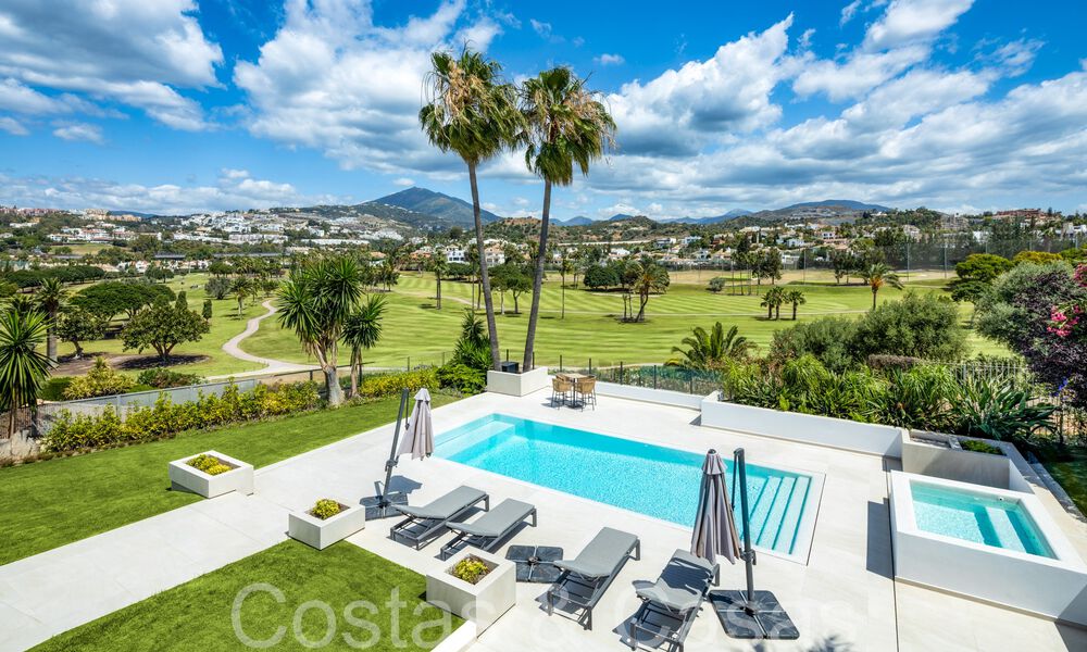 Villa de lujo contemporánea renovada en venta, primera línea de golf en Nueva Andalucía, Marbella 70527