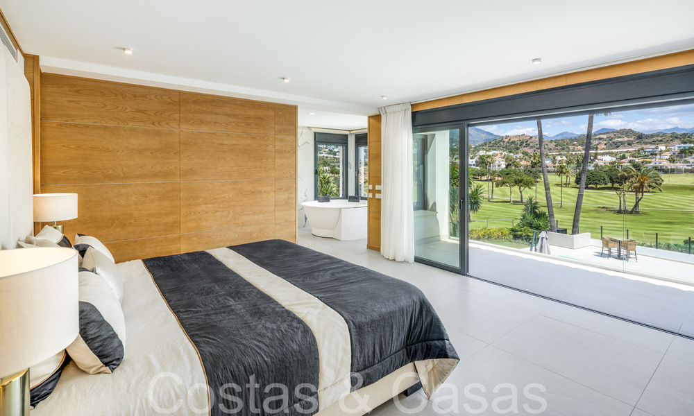 Villa de lujo contemporánea renovada en venta, primera línea de golf en Nueva Andalucía, Marbella 70528