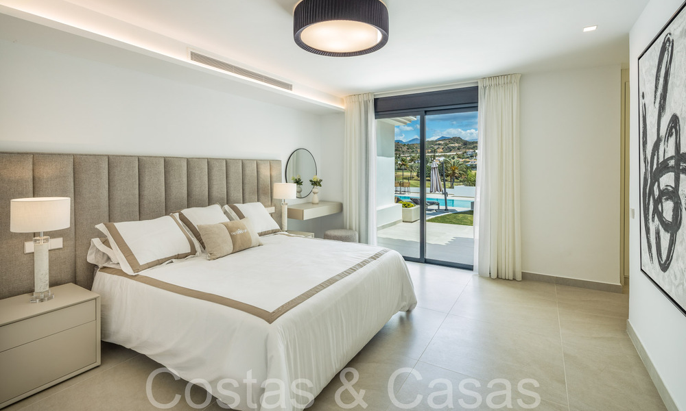 Villa de lujo contemporánea renovada en venta, primera línea de golf en Nueva Andalucía, Marbella 70529