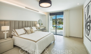 Villa de lujo contemporánea renovada en venta, primera línea de golf en Nueva Andalucía, Marbella 70529 