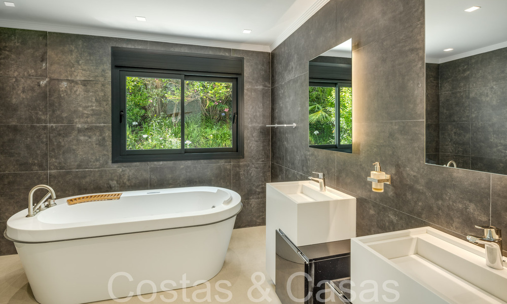 Villa de lujo contemporánea renovada en venta, primera línea de golf en Nueva Andalucía, Marbella 70530