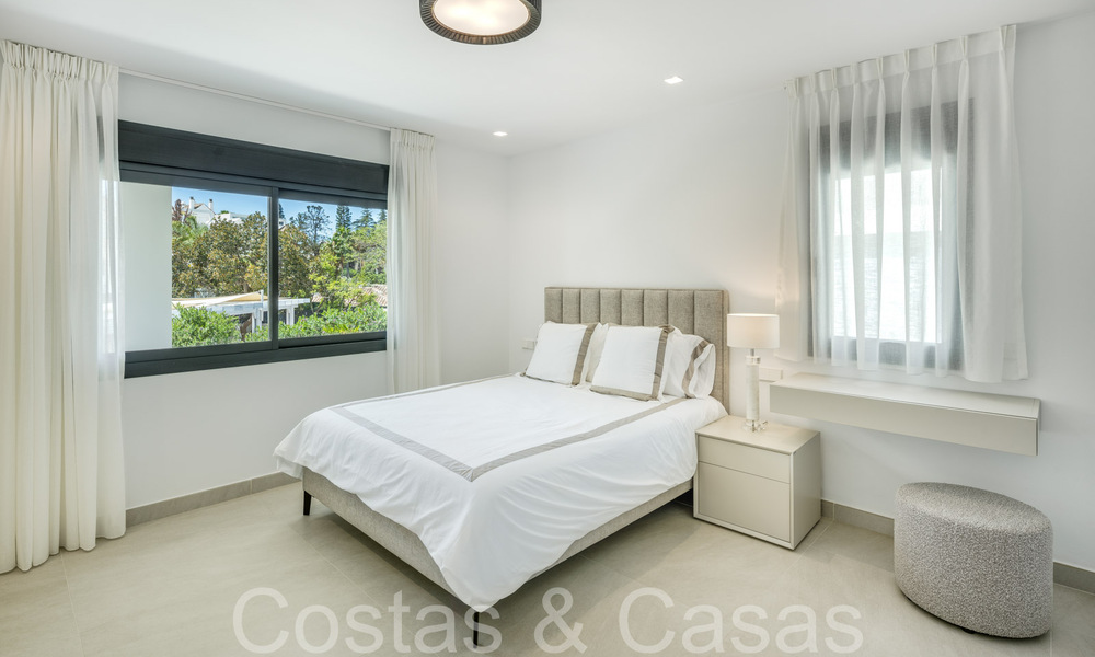 Villa de lujo contemporánea renovada en venta, primera línea de golf en Nueva Andalucía, Marbella 70531