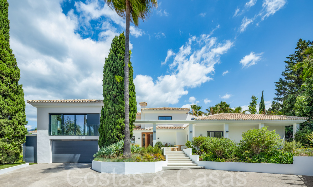 Villa de lujo contemporánea renovada en venta, primera línea de golf en Nueva Andalucía, Marbella 70532