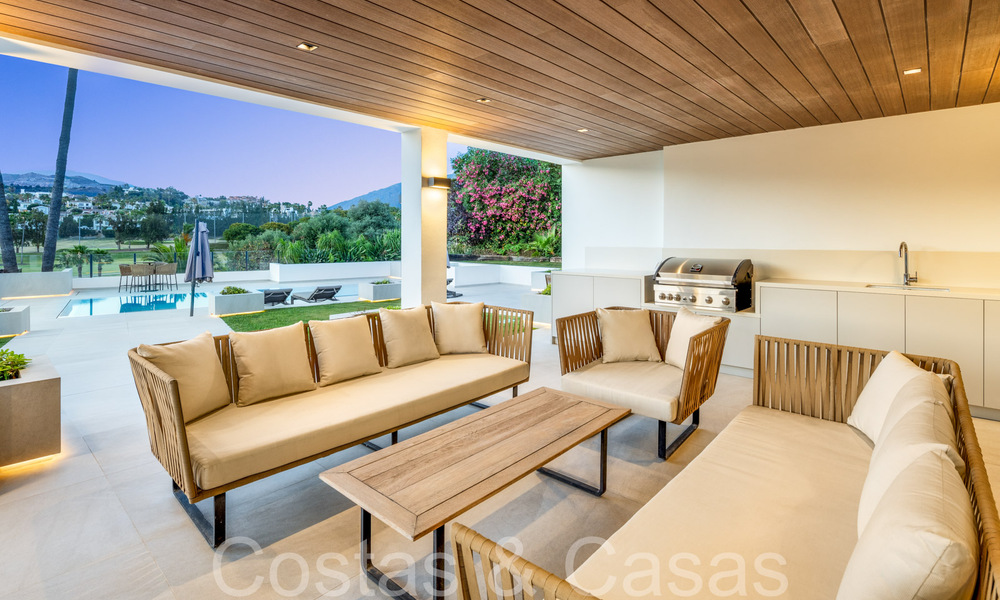 Villa de lujo contemporánea renovada en venta, primera línea de golf en Nueva Andalucía, Marbella 70533