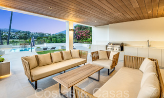 Villa de lujo contemporánea renovada en venta, primera línea de golf en Nueva Andalucía, Marbella 70533 