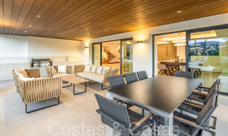 Villa de lujo contemporánea renovada en venta, primera línea de golf en Nueva Andalucía, Marbella 70534 