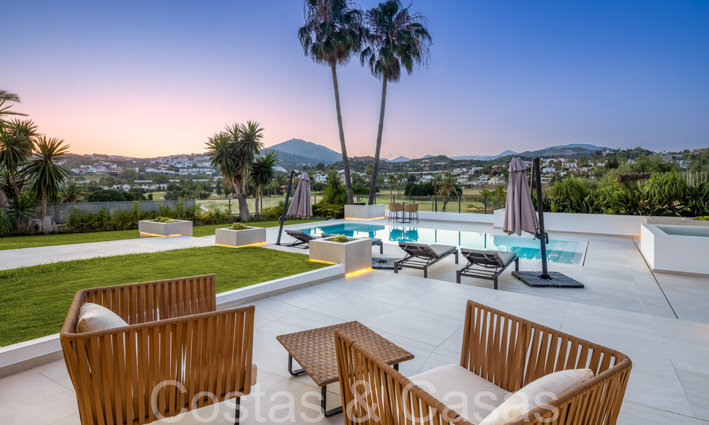 Villa de lujo contemporánea renovada en venta, primera línea de golf en Nueva Andalucía, Marbella 70535