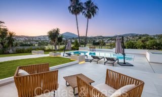 Villa de lujo contemporánea renovada en venta, primera línea de golf en Nueva Andalucía, Marbella 70535 
