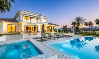 Villa de lujo contemporánea renovada en venta, primera línea de golf en Nueva Andalucía, Marbella 70536 