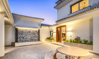 Villa de lujo contemporánea renovada en venta, primera línea de golf en Nueva Andalucía, Marbella 70537 