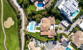 Villa de lujo contemporánea renovada en venta, primera línea de golf en Nueva Andalucía, Marbella 70538 