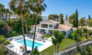 Villa de lujo contemporánea renovada en venta, primera línea de golf en Nueva Andalucía, Marbella 70540 