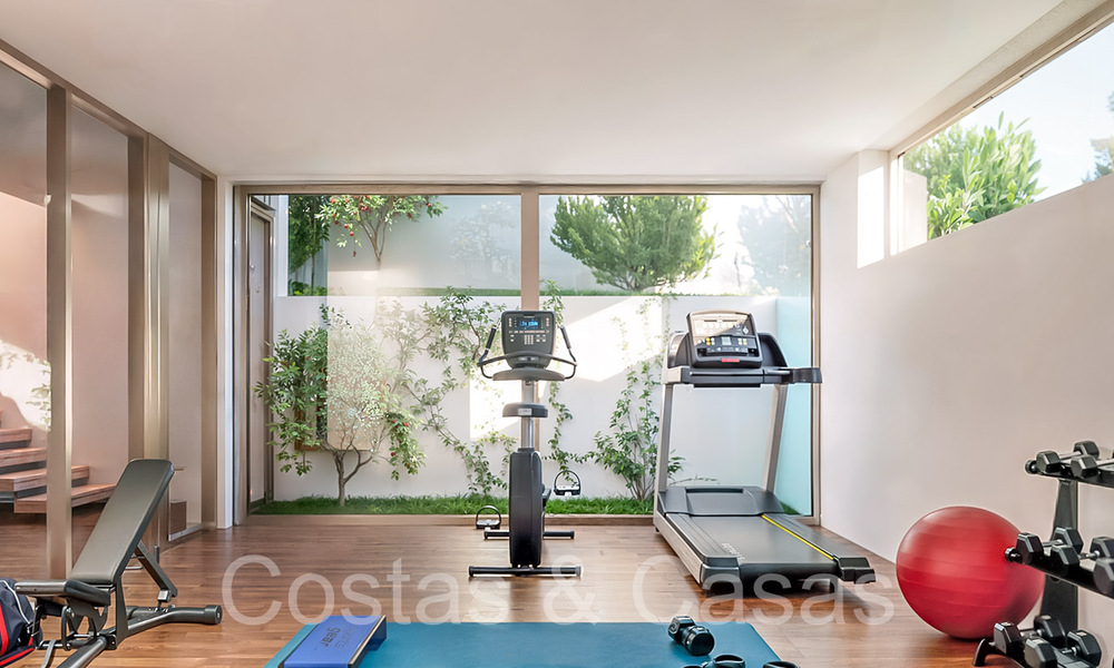 Villas modernas de nueva construcción en venta a poca distancia de una hermosa casa club de golf en la Nueva Milla de Oro, entre Marbella y Estepona 68546