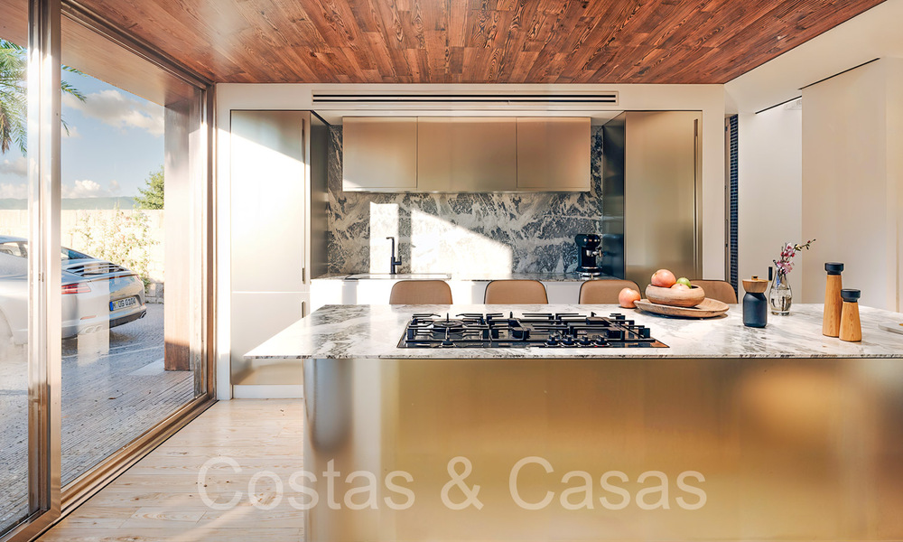 Villas modernas de nueva construcción en venta a poca distancia de una hermosa casa club de golf en la Nueva Milla de Oro, entre Marbella y Estepona 68549