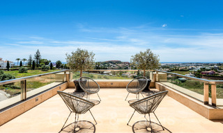 Lujoso ático dúplex en venta con piscina privada y vistas al mar en Nueva Andalucía, Marbella 68963 