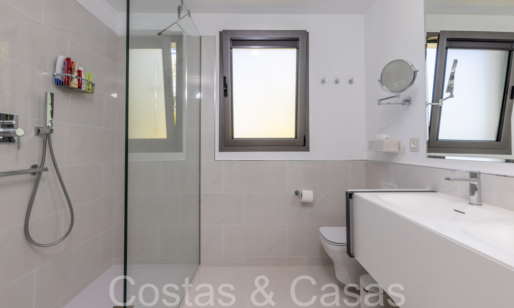 Apartamento de diseño moderno, listo para entrar a vivir, en venta cerca del campo de golf en el triángulo dorado de Marbella - Benahavis - Estepona 68785