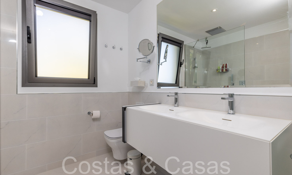 Apartamento de diseño moderno, listo para entrar a vivir, en venta cerca del campo de golf en el triángulo dorado de Marbella - Benahavis - Estepona 68786