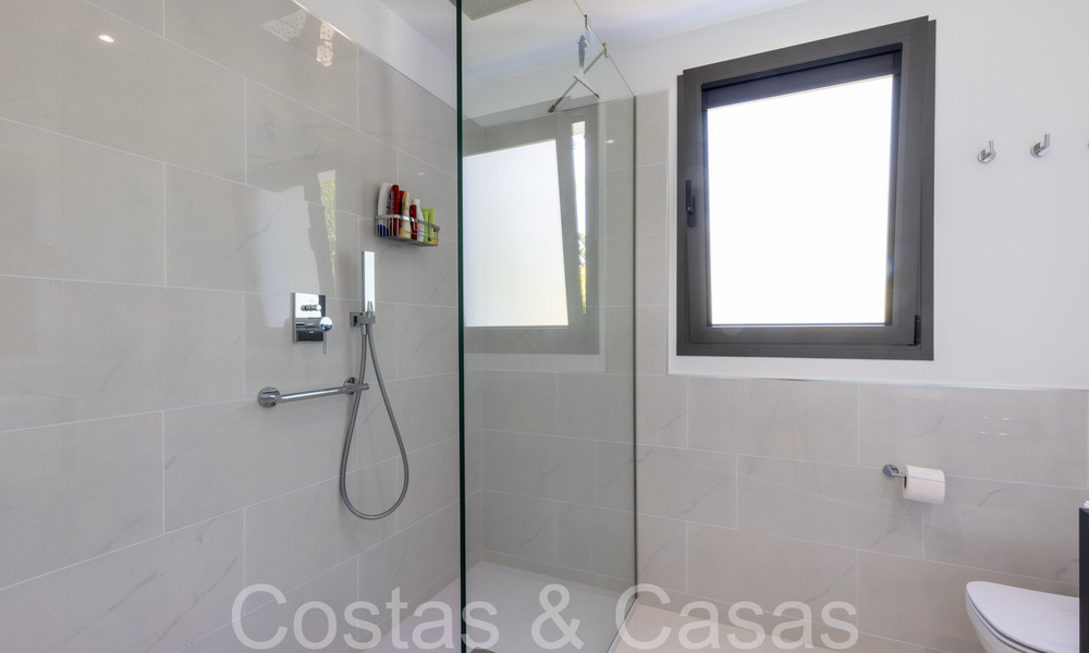 Apartamento de diseño moderno, listo para entrar a vivir, en venta cerca del campo de golf en el triángulo dorado de Marbella - Benahavis - Estepona 68787