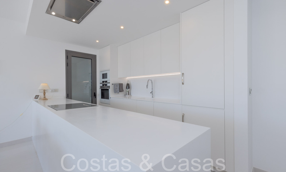 Apartamento de diseño moderno, listo para entrar a vivir, en venta cerca del campo de golf en el triángulo dorado de Marbella - Benahavis - Estepona 68804