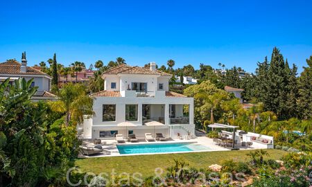 Hermosa villa renovada en estilo mediterráneo contemporáneo en venta, junto al campo de golf en Benahavis - Marbella 69119
