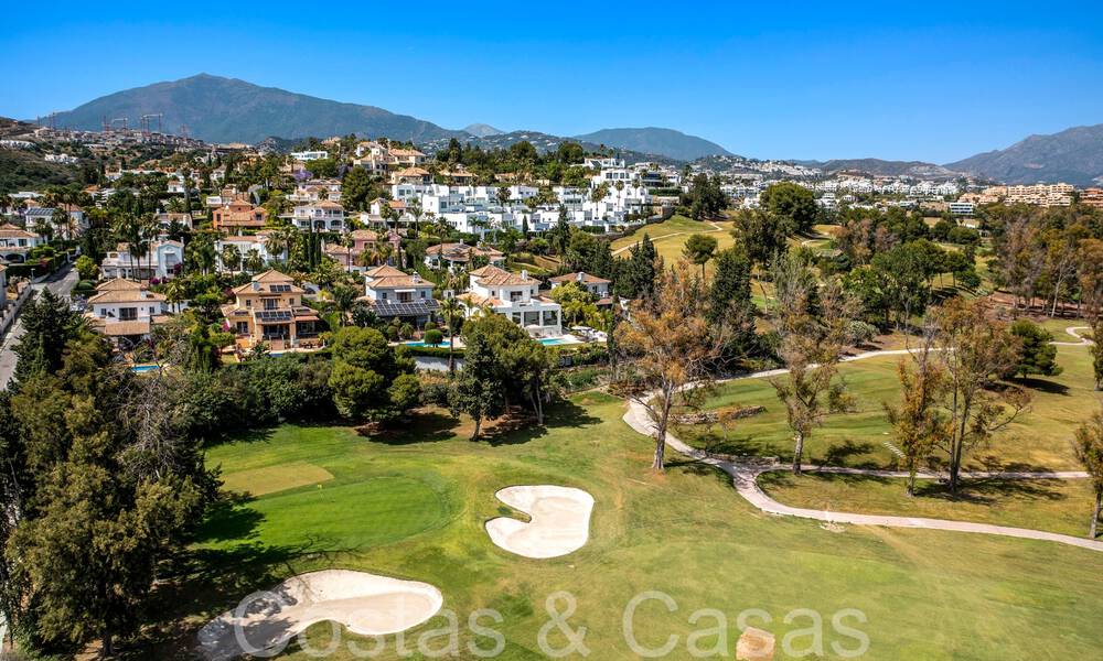 Hermosa villa renovada en estilo mediterráneo contemporáneo en venta, junto al campo de golf en Benahavis - Marbella 69120