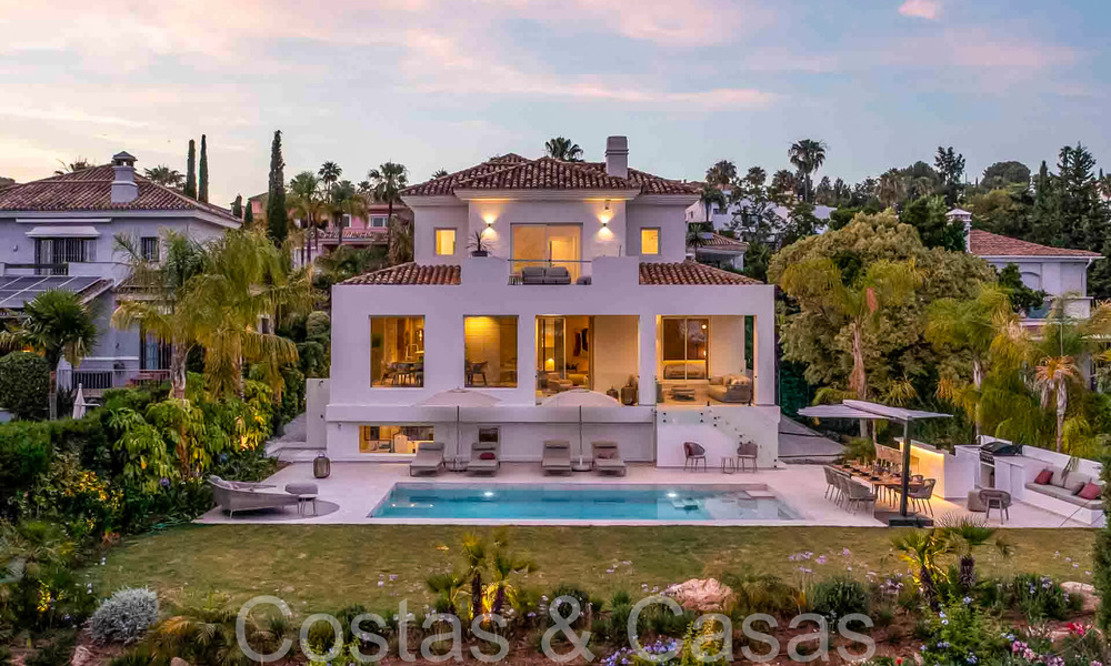 Hermosa villa renovada en estilo mediterráneo contemporáneo en venta, junto al campo de golf en Benahavis - Marbella 69125