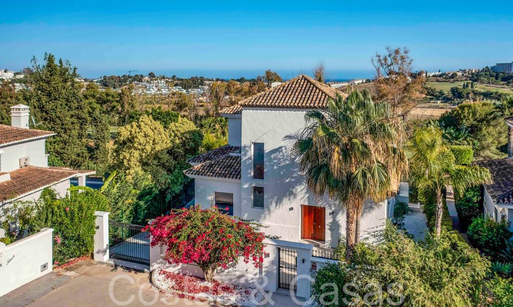 Hermosa villa renovada en estilo mediterráneo contemporáneo en venta, junto al campo de golf en Benahavis - Marbella 69128