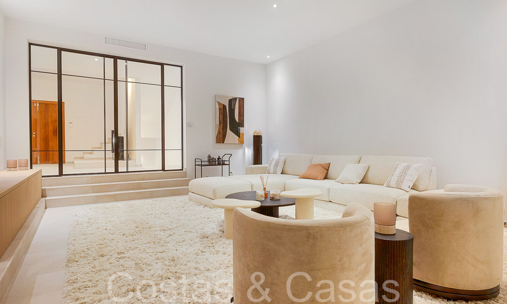 Hermosa villa renovada en estilo mediterráneo contemporáneo en venta, junto al campo de golf en Benahavis - Marbella 69130