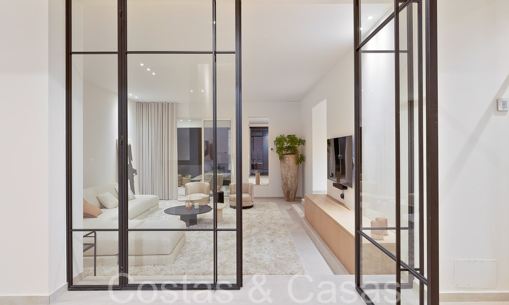 Hermosa villa renovada en estilo mediterráneo contemporáneo en venta, junto al campo de golf en Benahavis - Marbella 69133