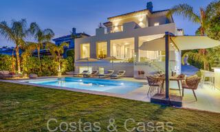 Hermosa villa renovada en estilo mediterráneo contemporáneo en venta, junto al campo de golf en Benahavis - Marbella 69137 