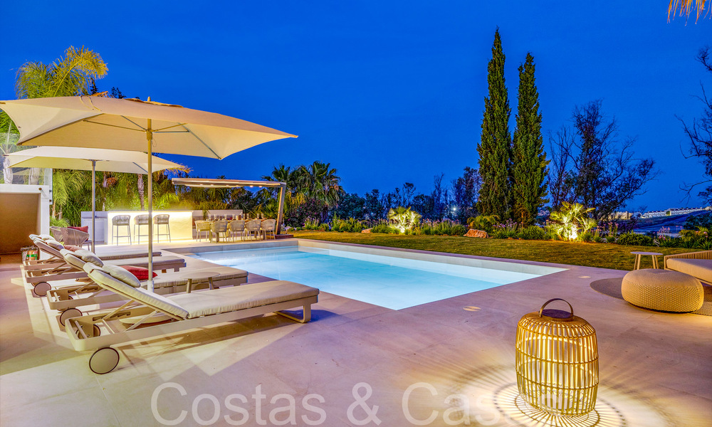 Hermosa villa renovada en estilo mediterráneo contemporáneo en venta, junto al campo de golf en Benahavis - Marbella 69142