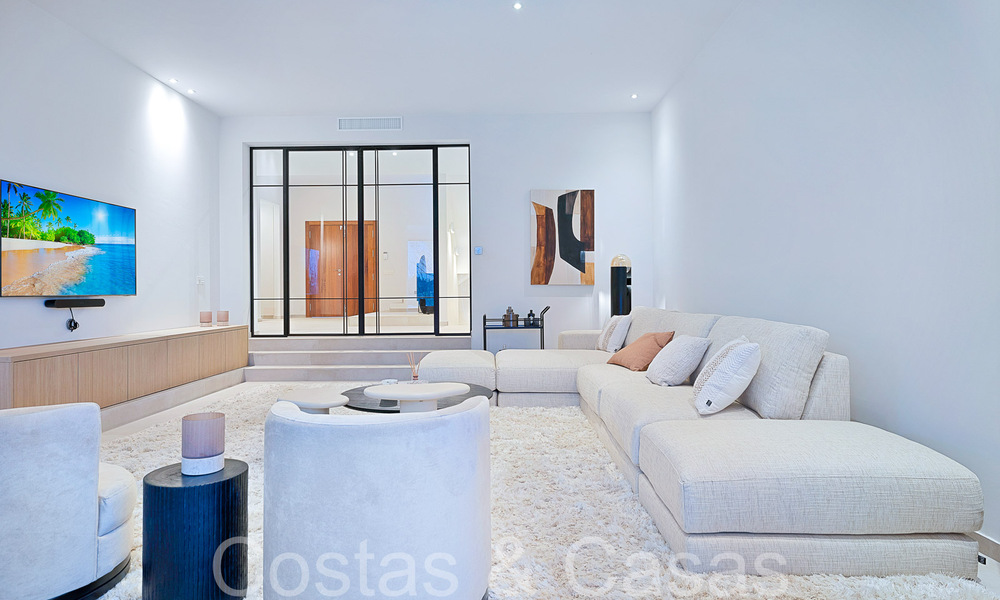 Hermosa villa renovada en estilo mediterráneo contemporáneo en venta, junto al campo de golf en Benahavis - Marbella 69154