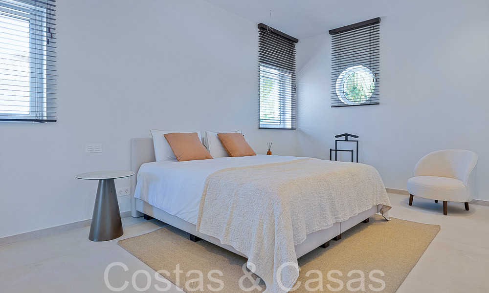 Hermosa villa renovada en estilo mediterráneo contemporáneo en venta, junto al campo de golf en Benahavis - Marbella 69156