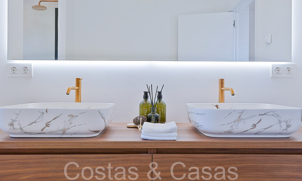 Hermosa villa renovada en estilo mediterráneo contemporáneo en venta, junto al campo de golf en Benahavis - Marbella 69162