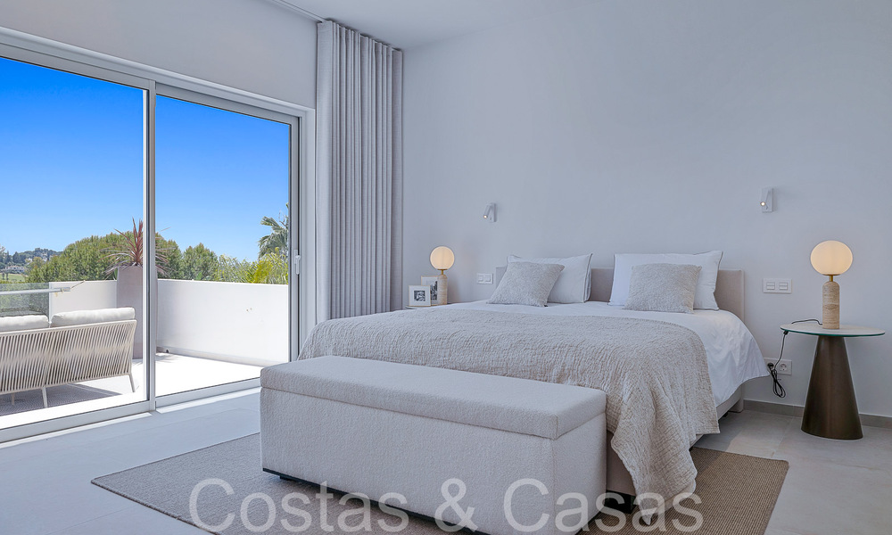 Hermosa villa renovada en estilo mediterráneo contemporáneo en venta, junto al campo de golf en Benahavis - Marbella 69164