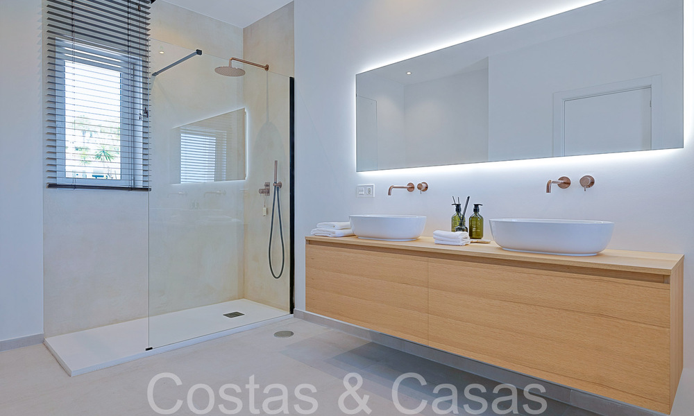 Hermosa villa renovada en estilo mediterráneo contemporáneo en venta, junto al campo de golf en Benahavis - Marbella 69168