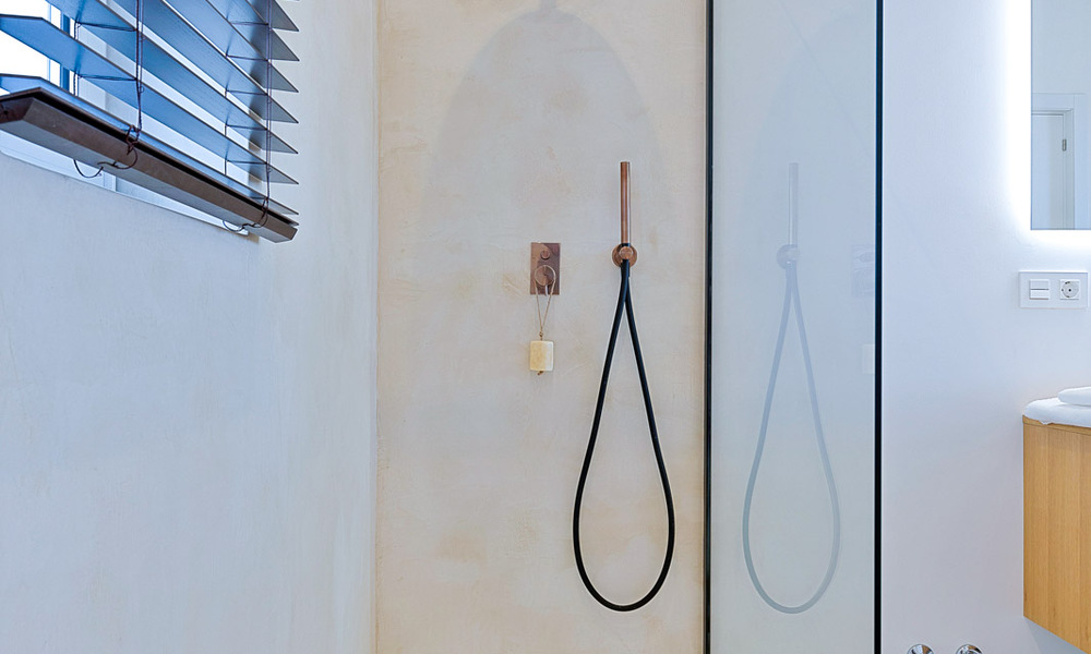 Hermosa villa renovada en estilo mediterráneo contemporáneo en venta, junto al campo de golf en Benahavis - Marbella 69170