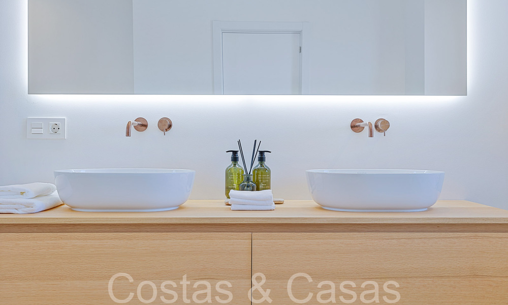 Hermosa villa renovada en estilo mediterráneo contemporáneo en venta, junto al campo de golf en Benahavis - Marbella 69173