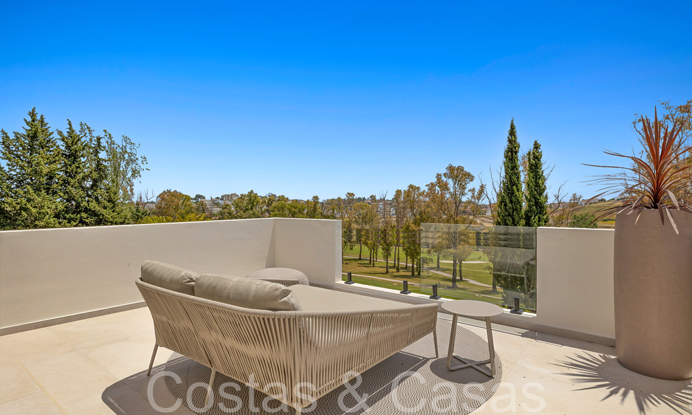 Hermosa villa renovada en estilo mediterráneo contemporáneo en venta, junto al campo de golf en Benahavis - Marbella 69174