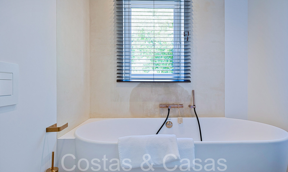 Hermosa villa renovada en estilo mediterráneo contemporáneo en venta, junto al campo de golf en Benahavis - Marbella 69181