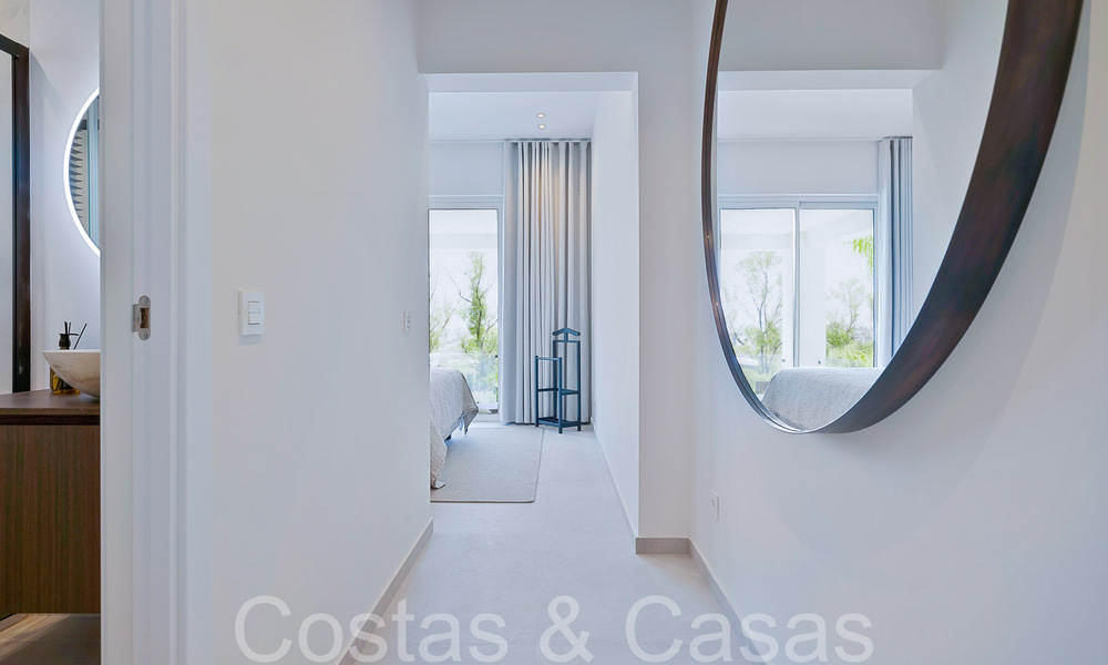 Hermosa villa renovada en estilo mediterráneo contemporáneo en venta, junto al campo de golf en Benahavis - Marbella 69182