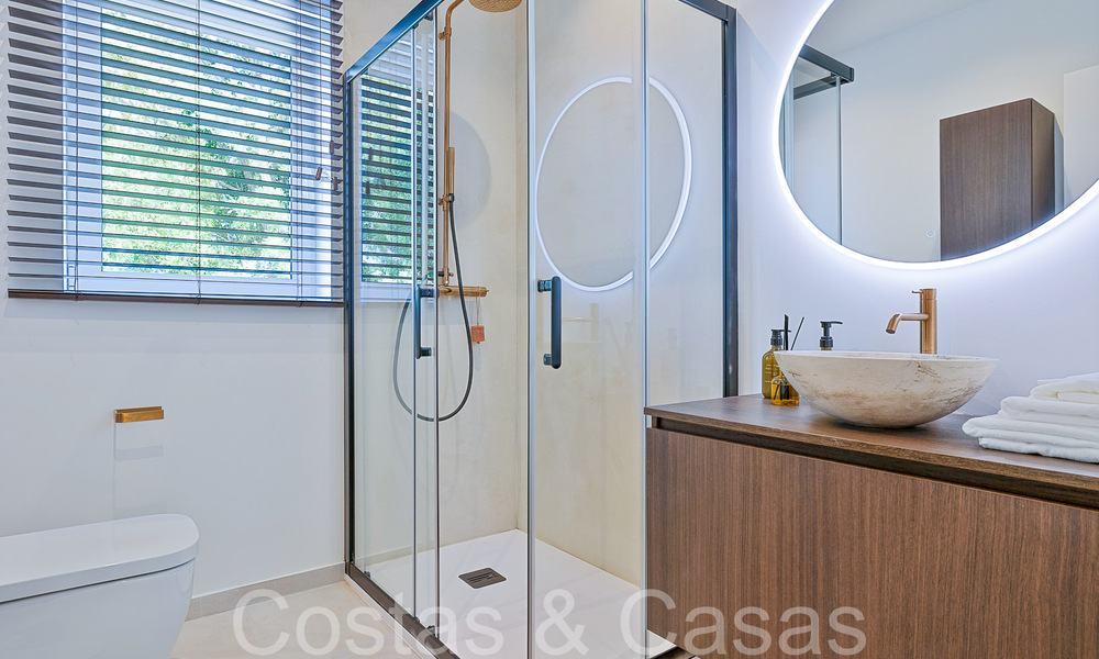 Hermosa villa renovada en estilo mediterráneo contemporáneo en venta, junto al campo de golf en Benahavis - Marbella 69183