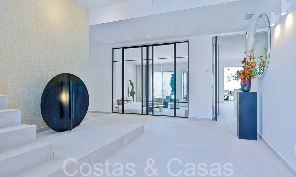 Hermosa villa renovada en estilo mediterráneo contemporáneo en venta, junto al campo de golf en Benahavis - Marbella 69186