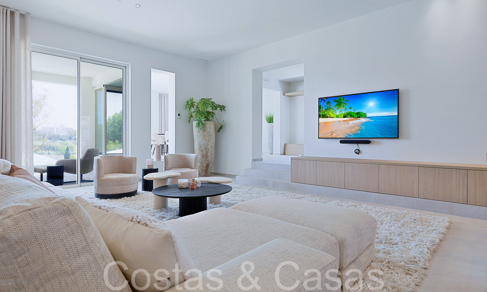 Hermosa villa renovada en estilo mediterráneo contemporáneo en venta, junto al campo de golf en Benahavis - Marbella 69189