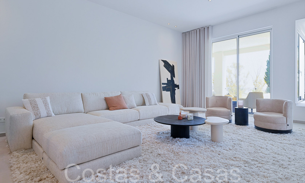 Hermosa villa renovada en estilo mediterráneo contemporáneo en venta, junto al campo de golf en Benahavis - Marbella 69190