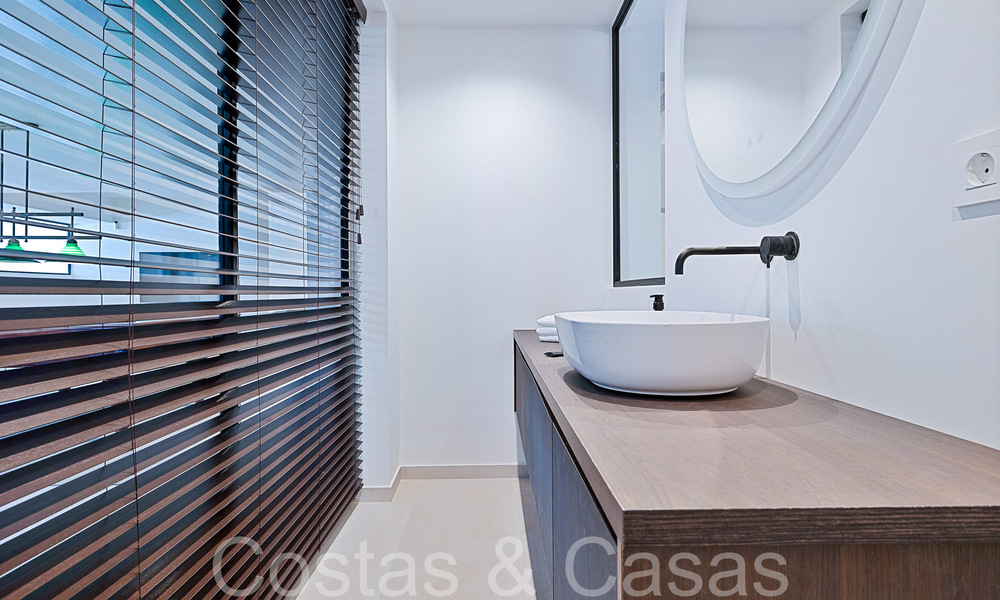 Hermosa villa renovada en estilo mediterráneo contemporáneo en venta, junto al campo de golf en Benahavis - Marbella 69198